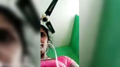 गाँवकी देसी गर्म आंटी ने वीडियो कॉल में बूब्स और चूत दिखाई