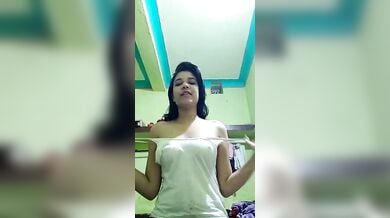 19 साल की क्यूट लड़की कपड़े उतारकर हुई पूरी नंगी