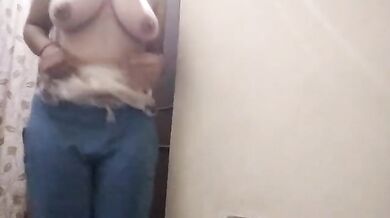 चीटिंग भाभी ने बड़े इंडियन बूब्स दिखा के चूत में ऊँगली की