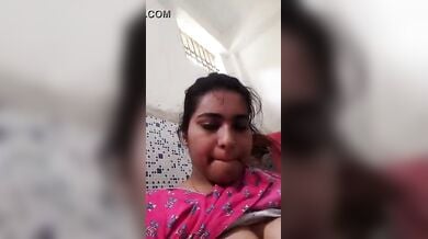 नौटंकीबाज लड़की ने कमीज ऊपर उठाकर दिखाएं बड़े बूब और चूत