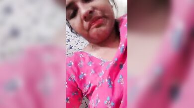 नौटंकीबाज लड़की ने कमीज ऊपर उठाकर दिखाएं बड़े बूब और चूत