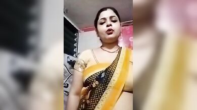 संडास में देसी हाउसवाइफ ने बूब्स और चूत खोल के दिखाई