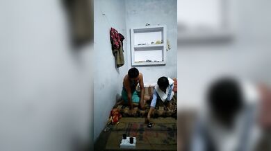 कॉलेज यूनिफॉर्म पहनकर कमरे में आई गर्लफ्रेंड की चूत सहलाई