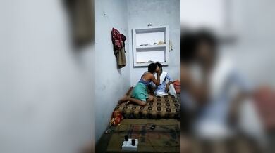 कॉलेज यूनिफॉर्म पहनकर कमरे में आई गर्लफ्रेंड की चूत सहलाई