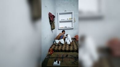 कॉलेज यूनिफॉर्म पहनकर कमरे में आई गर्लफ्रेंड की चूत सहलाई