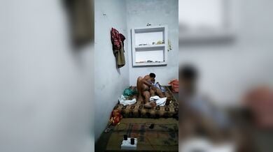 कॉलेज यूनिफॉर्म पहनकर कमरे में आई गर्लफ्रेंड की चूत सहलाई