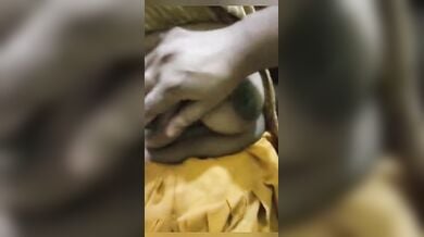 गाँव की चाची के बूब्स मसले भतीजे ने और वीडियो बनाया
