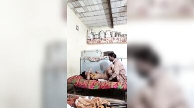 पाकिस्तानी मियां ने बेगम के गांड के नीचे तकिया रख खटिया पर की चुदाई