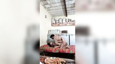 पाकिस्तानी मियां ने बेगम के गांड के नीचे तकिया रख खटिया पर की चुदाई