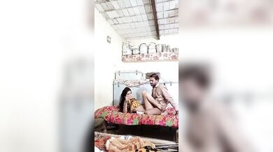 पाकिस्तानी मियां ने बेगम के गांड के नीचे तकिया रख खटिया पर की चुदाई