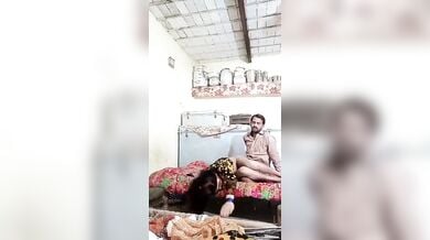 पाकिस्तानी मियां ने बेगम के गांड के नीचे तकिया रख खटिया पर की चुदाई