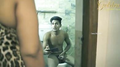 भाभी ने देवर को टॉयलेट सीट पर पोर्न फिल्म देखकर मुठ मारते हुए पकड़ा