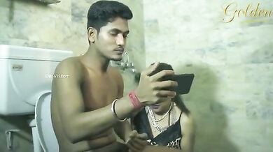 भाभी ने देवर को टॉयलेट सीट पर पोर्न फिल्म देखकर मुठ मारते हुए पकड़ा