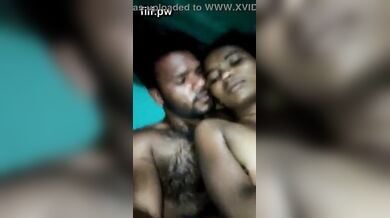 देहाती पति पत्नी ने बनाया अपनी चुदाई का सेल्फी वीडियो