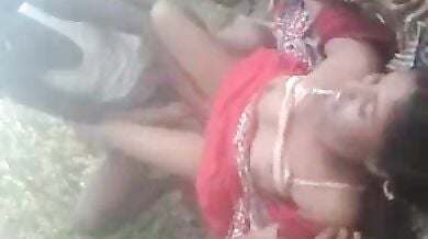 गांव वाली छोरी का लफंगों ने किया खुले में गैंगबैंग!