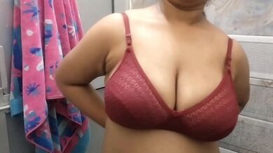 होटल के स्टाफ का लंड लिया सेक्सी जिया भाभी ने