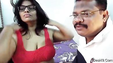 चश्मिश पति पत्नी ने फैंस को दिखाया बूब सकिंग शो