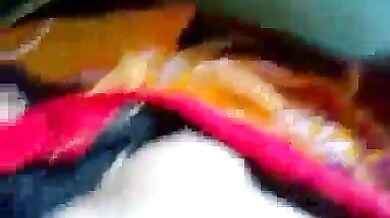 पति के लूंगी में हाथ डालकर उसके लौड़े के साथ खेलती बीवी