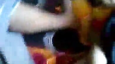 पति के लूंगी में हाथ डालकर उसके लौड़े के साथ खेलती बीवी