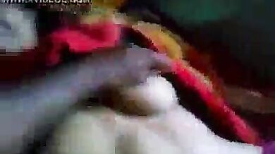 पति के लूंगी में हाथ डालकर उसके लौड़े के साथ खेलती बीवी