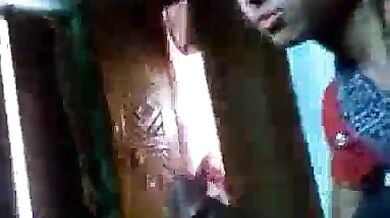 पति के लूंगी में हाथ डालकर उसके लौड़े के साथ खेलती बीवी