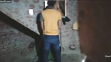 पड़ोस वाली भाभी के घर जाकर उसकी साड़ी उठाकर चुदाई करता लड़का