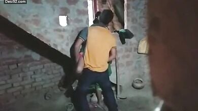 पड़ोस वाली भाभी के घर जाकर उसकी साड़ी उठाकर चुदाई करता लड़का
