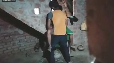 पड़ोस वाली भाभी के घर जाकर उसकी साड़ी उठाकर चुदाई करता लड़का