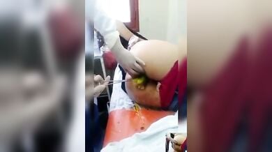 लड़की की गांड से कुकुम्बर निकाला डोक्टर ने ओपरेशन कर के!