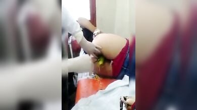 लड़की की गांड से कुकुम्बर निकाला डोक्टर ने ओपरेशन कर के!