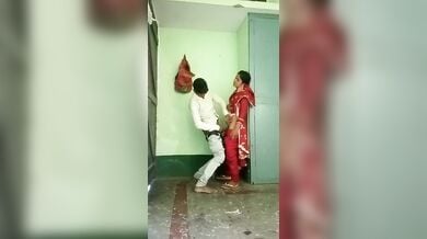 लड़के ने खड़े-खड़े चोदी लाल सलवार सूट पहनी पड़ोसी भाभी