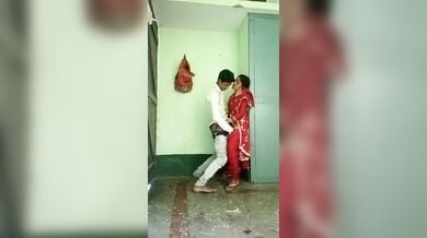 लड़के ने खड़े-खड़े चोदी लाल सलवार सूट पहनी पड़ोसी भाभी