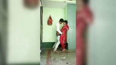 लड़के ने खड़े-खड़े चोदी लाल सलवार सूट पहनी पड़ोसी भाभी