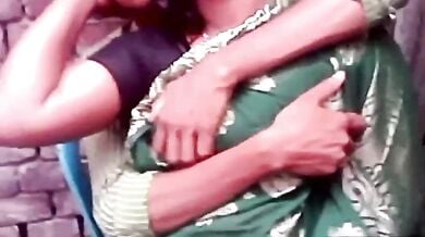 मजाकिया भाभी ने देवर की गोदी में बैठकर अपनी साड़ी उतारी मस्ती मस्ती में