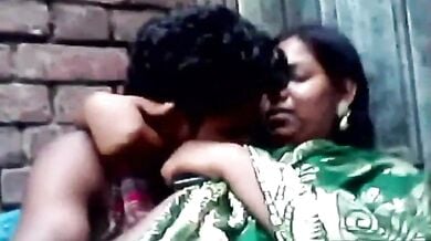 मजाकिया भाभी ने देवर की गोदी में बैठकर अपनी साड़ी उतारी मस्ती मस्ती में