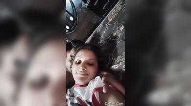 बॉयफ्रेंड को पैंट खोलकर लंड बाहर निकालने को बोलती बेशर्म गर्लफ्रेंड