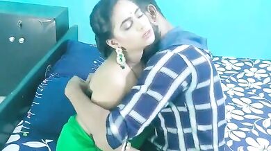 भाभी की सेक्सी बैकलेस ब्लाउज उतारकर देवर ने उसके बूब्स दबाकर किया हॉट रोमांस