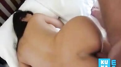 बड़ी गांड वाली इंडियन लेडी की काली चूत चोदी गोरे आदमी ने