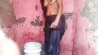 बाथरूम में नहाती हुई निशा भाभी की गांड (सलवार में भीगी हुई)