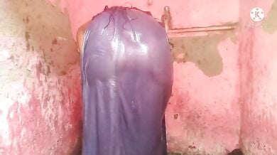 बाथरूम में नहाती हुई निशा भाभी की गांड (सलवार में भीगी हुई)