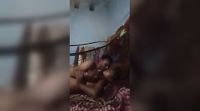 हस्बैंड वाइफ ने रात को मोबाइल से अपना सेक्स वीडियो बनाया