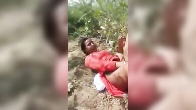 रंडी को झाड़ियों में लाकर दो लड़कों ने उसका चुदाई वीडियो बनाया