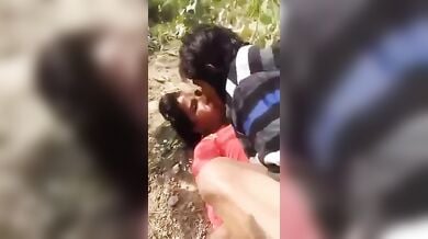 रंडी को झाड़ियों में लाकर दो लड़कों ने उसका चुदाई वीडियो बनाया
