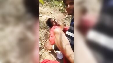 रंडी को झाड़ियों में लाकर दो लड़कों ने उसका चुदाई वीडियो बनाया