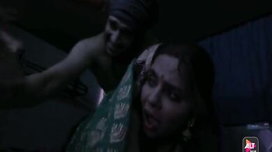 बस सफर के दौरान गलती से अपने सजन के जगह अनजान यात्री से चुदी देहाती लुगाई