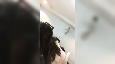 यूनिफॉर्म पहनी कॉलेजगर्ल ने चुदाई की बागडोर संभाली