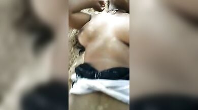 देसी एमएमएस – झांटदार चूत में ऊँगली करवाई गाँव की भाभी ने