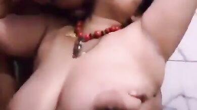 मोटी भाभी के बड़े बड़े बूब दबाकर उसके साथ हॉट रोमांस करता देवर