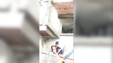 खुले बाथरूम में चुदाई कर रहे पड़ोसियों को छत पर से फिल्माया