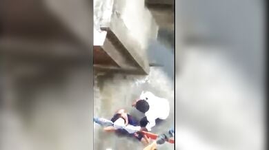 खुले बाथरूम में चुदाई कर रहे पड़ोसियों को छत पर से फिल्माया